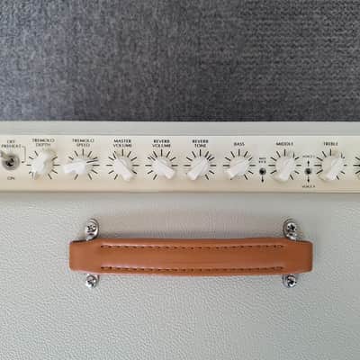 Victory Amps V40 Deluxe Heritage Series 1x12" 42-Watt Guitar Combo 2010s - Cream image 3