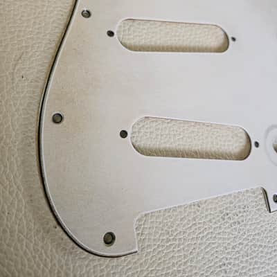 Fender Stratocaster Aged Relic 3 ply Pickguard White image 4