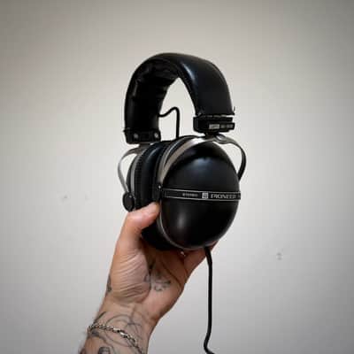 Vintage headphones image 3