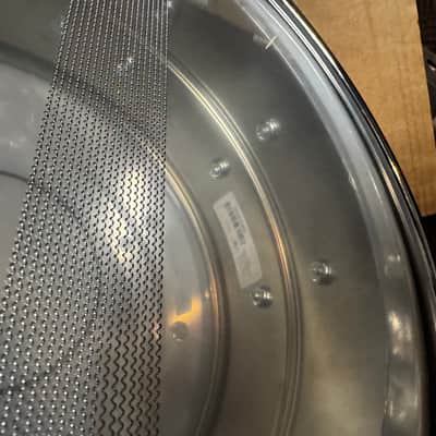 Ludwig "Super Ludwig" Chrome over Brass Snare Drum - 5 x 14-inch image 4