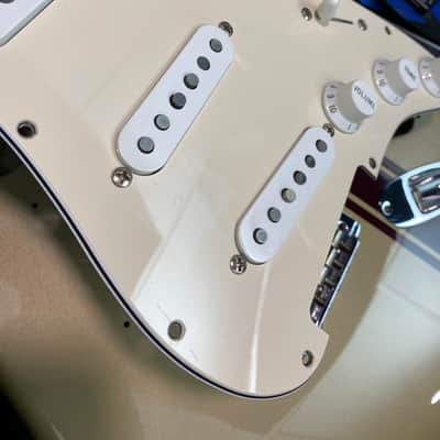Video! Fender John Mayer Signature Stratocaster - Shoreline Gold w/ Maroon Racing Stripe image 20
