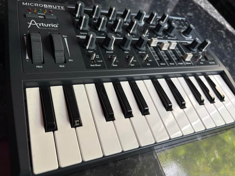 Arturia MicroBrute 25-Key Synthesizer