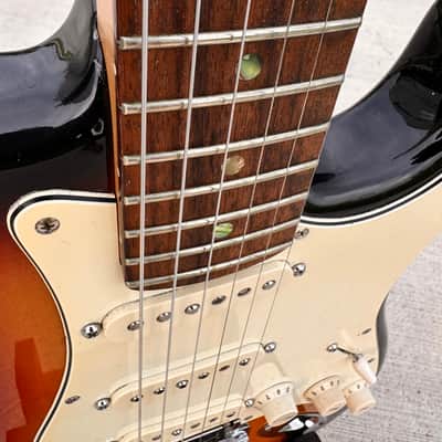Fender American Deluxe Stratocaster Alder with Rosewood Fretboard 2005 3-Color  Sunburst image 12