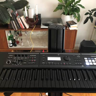 Roland Juno DS61B 2020 - Black in Black w Gator Case