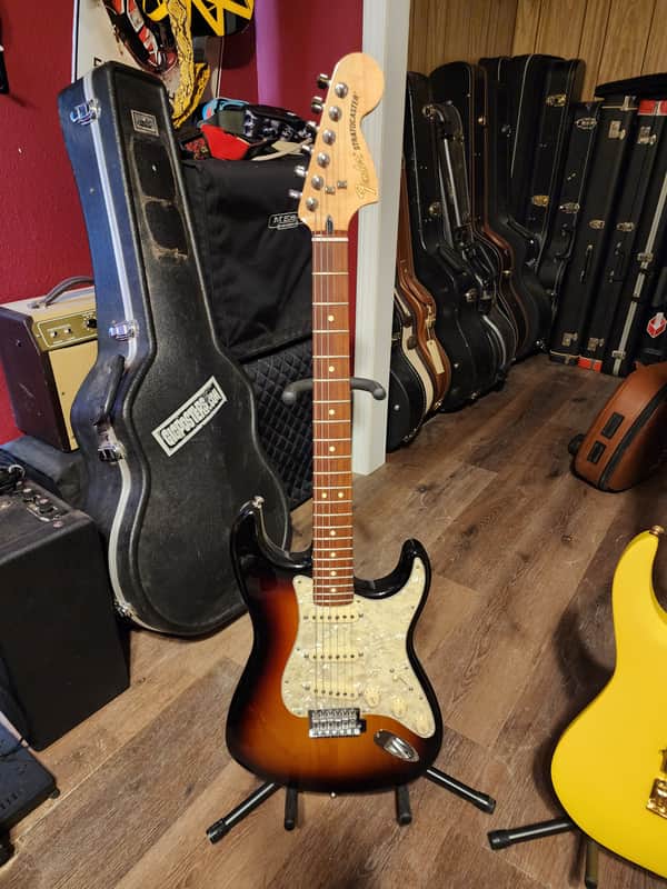 Fender Deluxe Roadhouse Stratocaster with Rosewood Fretboard 2014 - 2015 - 3-Color Sunburst