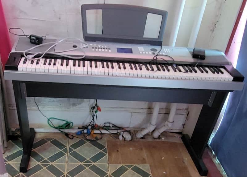 Yamaha Portable Grand DGX-530 2010s - Silver Bild 1