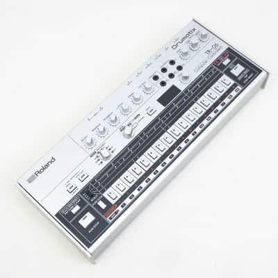 Roland TR-06 "Faithfully recreates the legendary TR-606" [Z8L2915] (03/05)