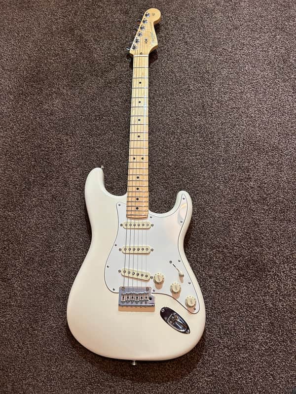 MINT 2017 Fender American Professional Strat Olympic White