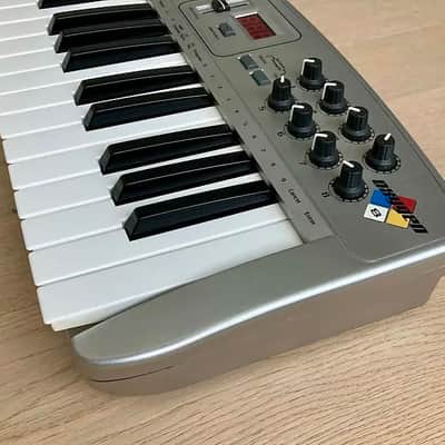 M-Audio Oxygen 8 25-Key MIDI Controller Keyboard 2002 - 2005 - Silver image 4