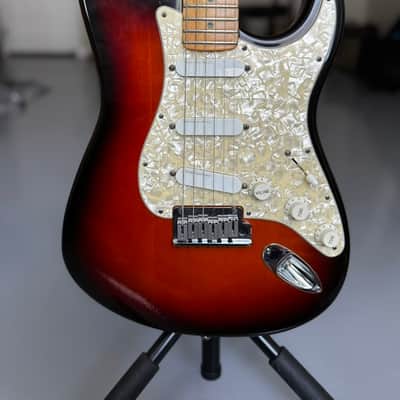 Fender Strat Plus 1997 – Sunburst, Plek’d + OHSC – Excellent image 2