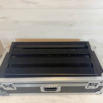Pedaltrain JR MAX Pedalboard with Tour Case – Lightweight Aluminum Guitar Effects Pedal Board System image 1