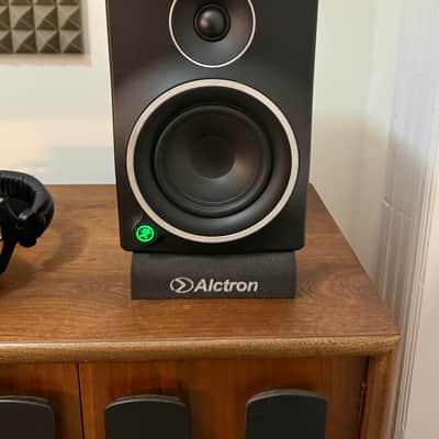 Mackie MR mk3 5-Inch Studio Monitors + Alctron Isolation Pad image 2