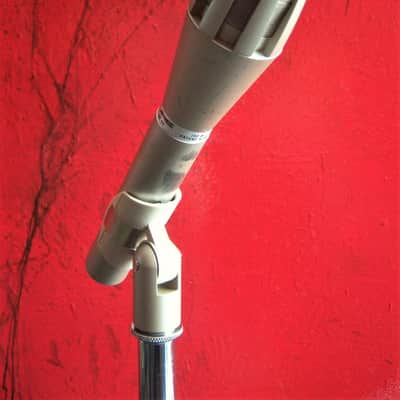 Vintage 1980's Shure SM60 dynamic microphone Silver w clip and pouch image 3