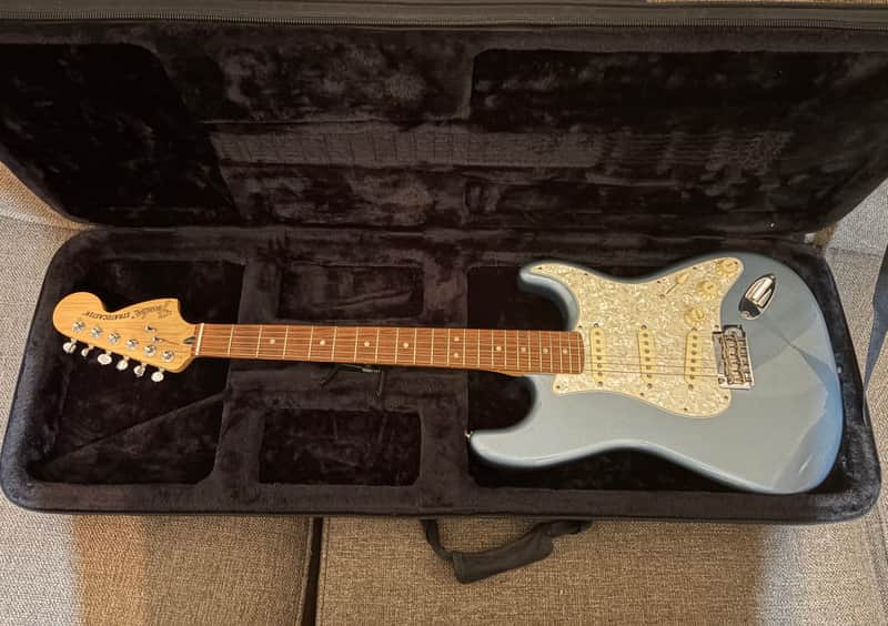 Fender Deluxe Roadhouse Stratocaster with Pau Ferro Fretboard 2018 - 2021 - Mystic Ice Blue