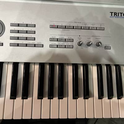 Korg Triton 61-Key 62-Voice Polyphonic Workstation 1999 - 2000 - Silver image 3