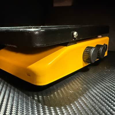 Colorsound Wah-Fuzz-Swell 1990s, United Kingdom - Yellow, Runs on Motorola BCI-84-LC-M728 Transistor image 8