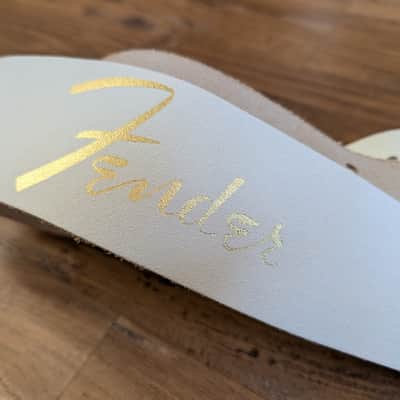 Fender Guitar Strap 2.5" White Leather Locks Gold FENDER Logo Great Condition image 2