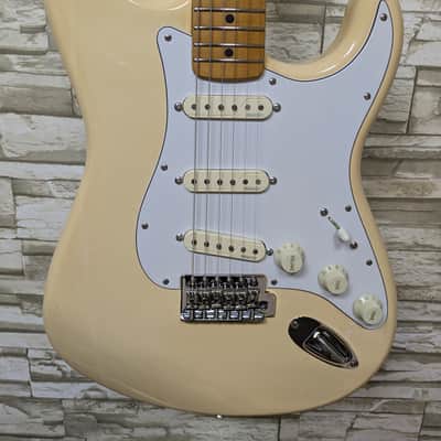 Fender Standard Stratocaster® (Upgrade) (2006-2008), Maple Fingerboard, Arctic White with Fishman Fluence Stratocaster Loaded Pickguard - White with Battery Pack and Hard Case image 6