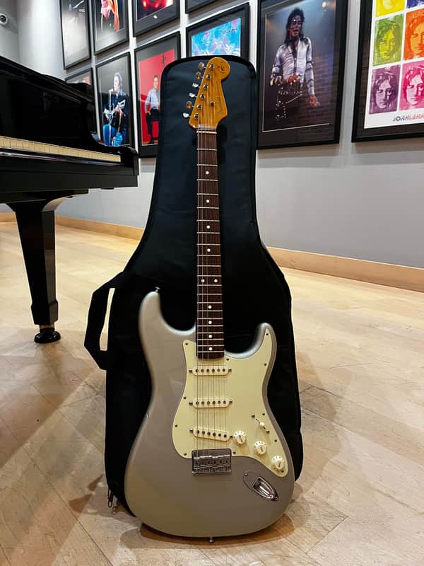 Fender Robert Cray Artist Series Signature Stratocaster 2003 - Present - Inca Silver