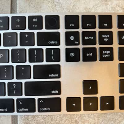 Magic Keyboard with Touch ID and Numeric Keypad for Mac models with Apple silicon - US English - Black Keys image 4
