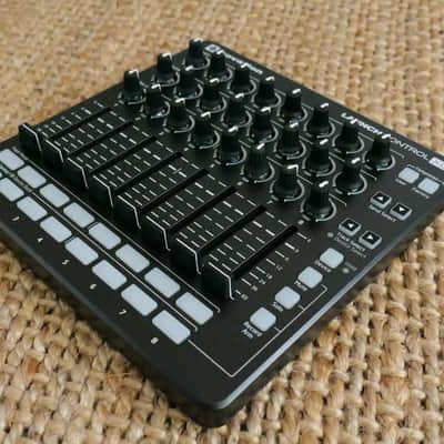 Novation Launch Control XL MK2 - Black + Decksaver + Case