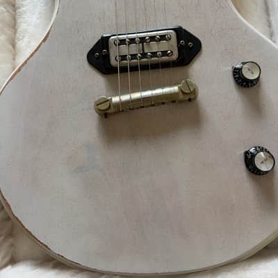Mondell Custom Guitars DC German Carve Junior 2023 - Relic White Fox image 2