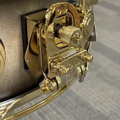 DW COLLECTOR'S 14X5 SSC MAPLE SNARE DRUM NATURAL TO EBONY SATIN OIL BURST | GOLD HARDWARE - FLOOR MODEL image 7