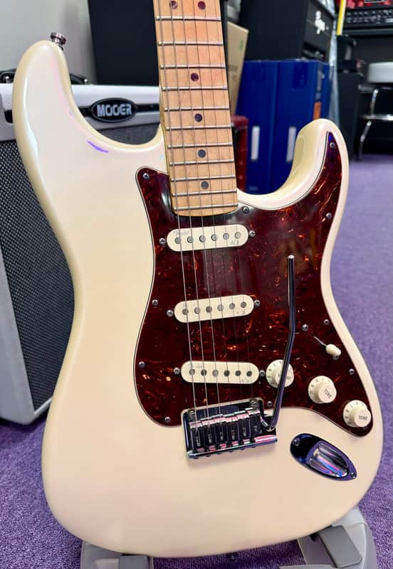 Fender American Deluxe Stratocaster Electric Guitar Olympic Pearl inc Hard Case (2011)
