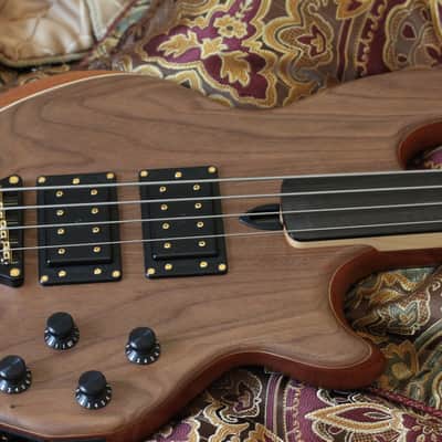 2011 Wal Mk 2 Fretless MINT w/ case image 3