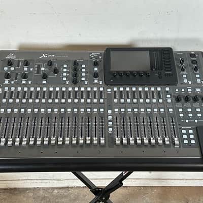 Behringer X32 40-Input 25-Bus Digital Mixing Console image 2