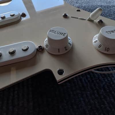 Fender Stratocaster 2007 MIM Loaded Pickguard SSS Pickups image 6