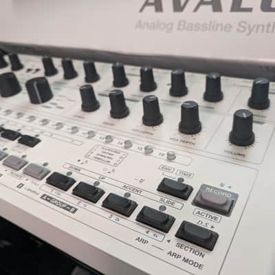 Avalon Bassline Synthesizer – TB-303 Clone, White. Free Shipping image 2