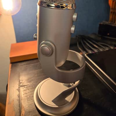 Blue Yeti Multipattern USB Microphone, MINT image 5