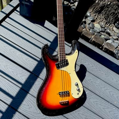 Mosrite Ventures Bass 1964 - 1st issue w/all early features Nitro'gard & Saucer knobs ready to enjoy ! image 2