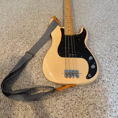 Fender '50s Precision Bass with Maple Fretboard image 2