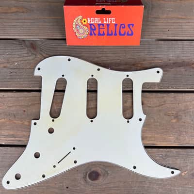 Real Life Relics Genuine Fender®  Parchment Stratocaster® Pickguard 11 Hole 3 Ply 0991374000   [PGQ5]
