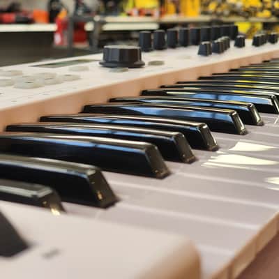 Arturia KeyLab Essential 49 MIDI Controller 2017 - Present - White imagen 3