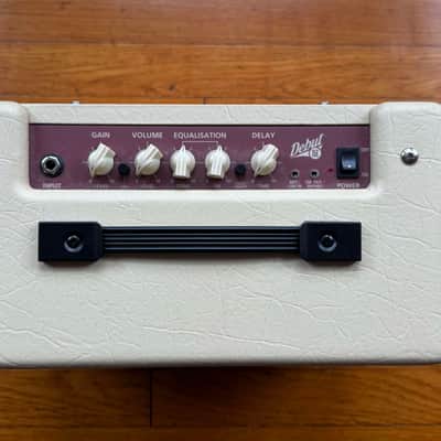 Blackstar Debut 15E 2 x 3-inch 15-watt Combo Amp - Cream image 2