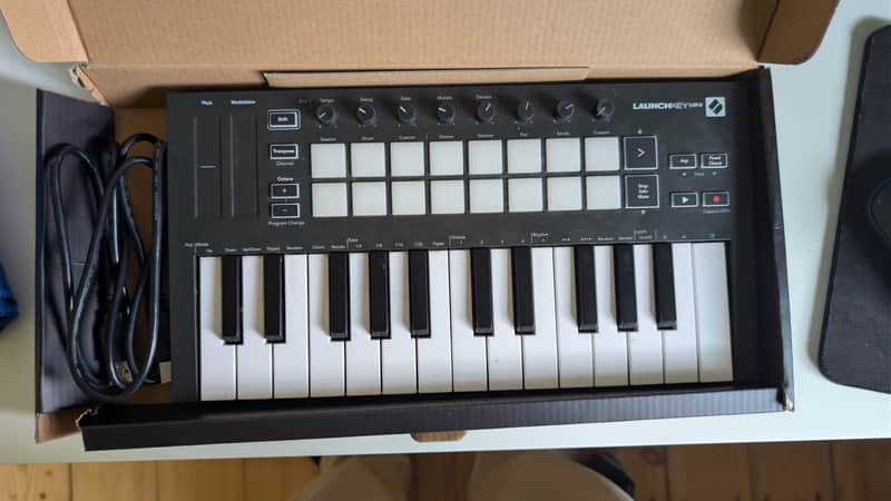 Novation Launchkey Mini MKIII MIDI Keyboard Controller 2019 - Present - Black image 1
