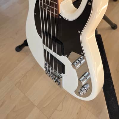 Peavey Forum 5 Bass USA CASE QUEEN Time Capsule - Pearl White 18V Active Humbuckers 34" scale American HH Jazz Rock Bass with Stingray Pickup config image 8