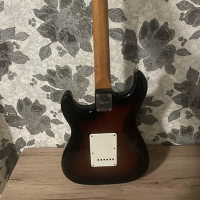 Squier Classic Vibe '60s Stratocaster with Laurel Fretboard 2019 - Present - 3-Color Sunburst image 2
