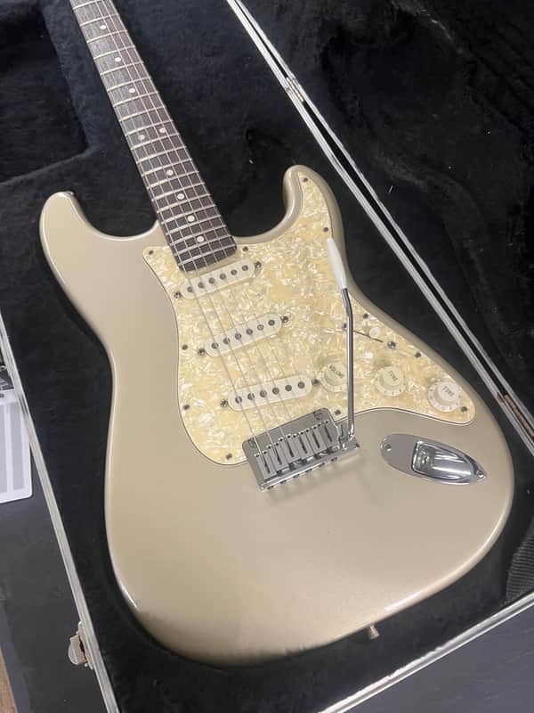 Made in 1997 USA Fender Roadhouse Stratocaster Shoreline Gold With Hard Case