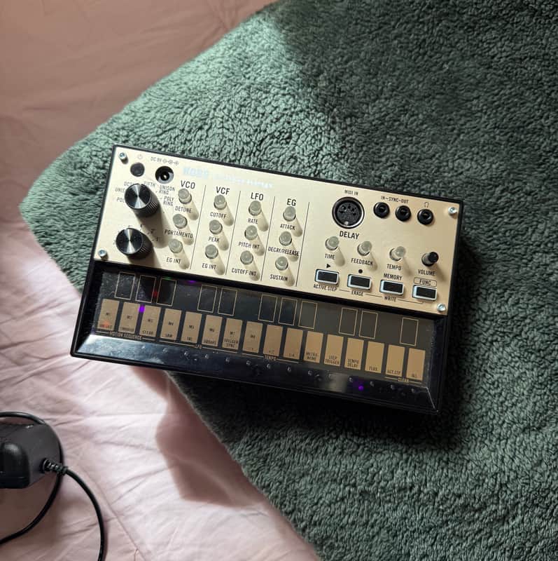 Korg Volca Keys Analog Loop Synthesizer 2013 - Present - Gold/Black image 1