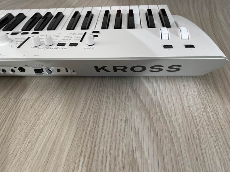 Korg KROSS 2 61-MB 61-Key Synthesizer Workstation Pure White