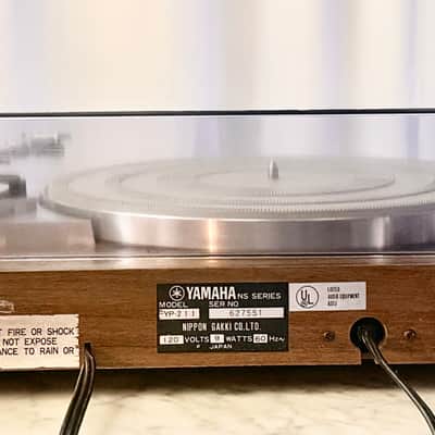 ✨✨ Yamaha YP-211 Vintage Belt-Drive Turntable – Woodgrain Plinth, S-Shaped Tonearm, Smoked Dust Cover, Tested – BVA image 15