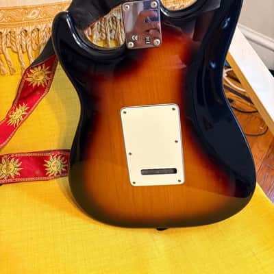 Fender Stratocaster 2011 - Sunburst image 2