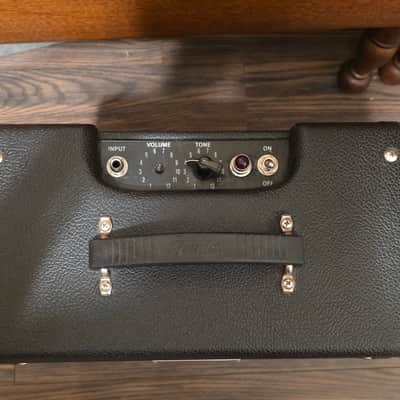 Fender Pro Junior III 15-Watt 1x10" Guitar Combo 2010 - 2016 - Black image 2