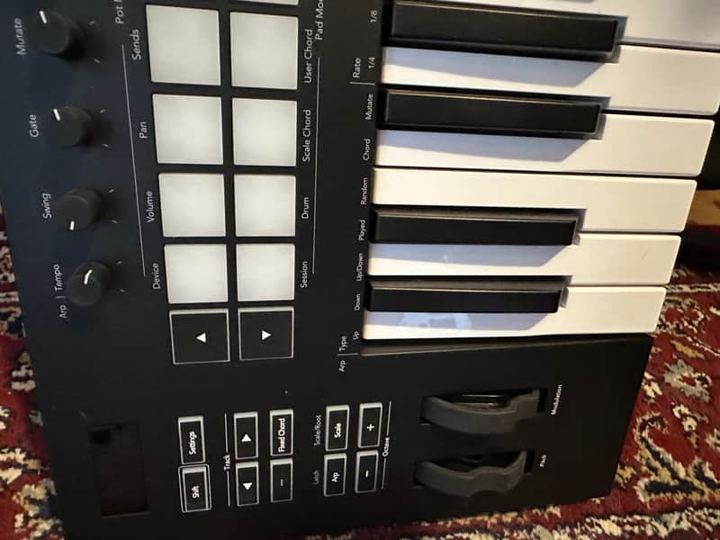 Novation Launchkey 61 MKII MIDI Keyboard Controller 2015 - 2020 - Black image 1