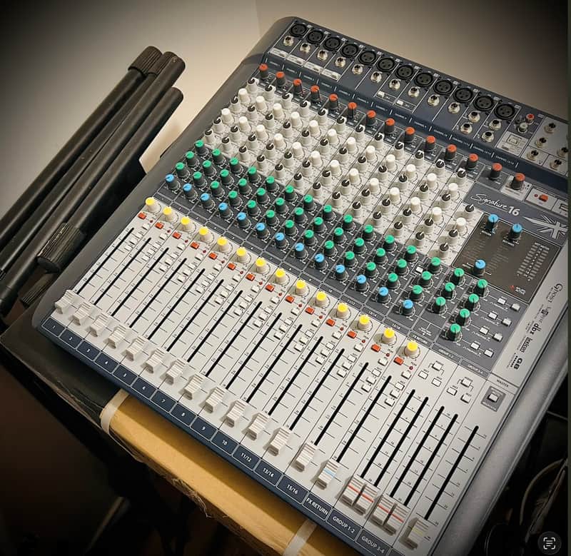 Soundcraft Signature 16 Compact 16-Channel Analog Mixer with Effects