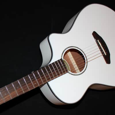 Breedlove Pursuit Concert CE Acoustic Electric Guitar White w/ Gigbag image 4